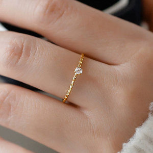 Anello Minimalista Impilabile dal Design Semplice per Donne - Product Image 3