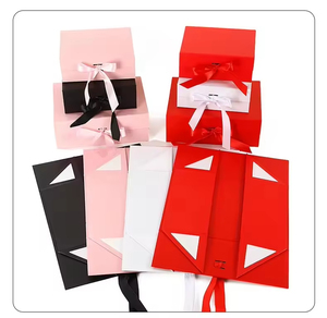 Caja de Regalo Magnética Rígida de Cartón Marfil con Logotipo Personalizado en Relieve y Brillo para Empaque de Ropa y Calzado - Product Image 4