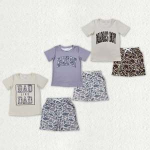 Ensembles de Vêtements pour Garçons en Gros : T-<span class=keywords><strong>shirt</strong></span> Graphique Imprimé « Mamas Boy Rad Like Dad » et Short Camouflage – Tenues 2 Pièces - Product Image 1