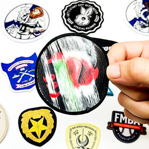 Patchs tissés personnalisés de l'usine Reuners Brodés Chapeau de bordure Merrow Support thermocollant pour vêtements Forme de fleur de coeur principalement en tissu - Product Image 5