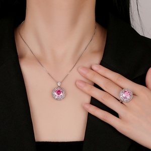 Conjunto de Collar, Pendientes y Anillo de Cobre Ecológico con Zirconia Rosa de 12 mm, Diseño Floral Elegante y Moderno para Bodas y Fiestas - Product Image 6