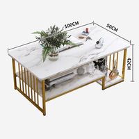 Table basse moderne à double niveau avec pieds dorés et plateau en marbre pour le salon