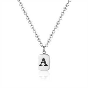 Collier minimaliste avec initiale de la A à la Z, plaqué or 18 carats, pendentif lettre en acier inoxydable pour femme - Product Image 1