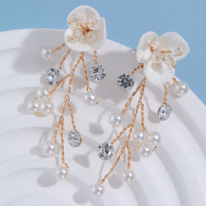 <span class=keywords><strong>Orecchini</strong></span> Pendenti Lunghi Artigianali in Argilla Polimerica con Fiori Bianchi, Cristalli e Nappe di Perle Stile Fata, Regalo per Damigelle - Product Image 3