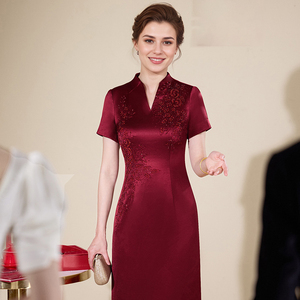 Vestido <span class=keywords><strong>de</strong></span> <span class=keywords><strong>novia</strong></span> QipaoTraditional rojo elegante moderno con bordado largo <span class=keywords><strong>de</strong></span> cola <span class=keywords><strong>de</strong></span> pez <span class=keywords><strong>de</strong></span> seda satinada - Product Image 2