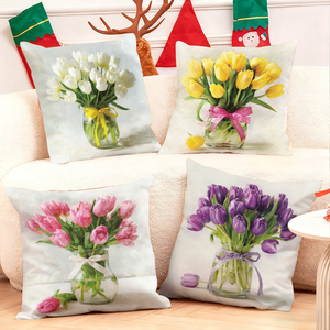 カラフルなチューリップのクッションが居心地の良いリビングルームを飾り、背景にはお祝いのホリデーストッキングが飾られています。 - Product Image 1