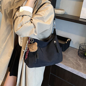 Bolso <span class=keywords><strong>bandolera</strong></span> de <span class=keywords><strong>mujer</strong></span> de otoño al por mayor bolso de nailon informal y versátil bolso de hombro de viaje ligero de color sólido a la moda - Product Image 1