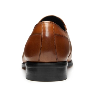 Chaussures habillées en cuir de vachette brillant, légères, respirantes, haute luminosité, texture luxueuse, confortables à enfiler, pour l'automne, avec logo personnalisé - Product Image 4