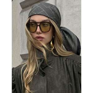 Sciarpa Quadrata EDGE Personalizzata con Motivi Geometrici Bianchi e Neri, in Raso Effetto Seta per Donne, Accessorio Minimalista per Testa, Collo e Capelli - Product Image 5