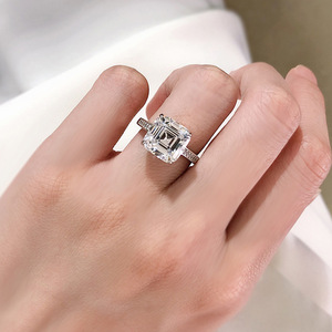 Anello di Fidanzamento F1427 per Donna in Oro Bianco con Diamante Taglio Asscher e Diamanti Laterali Naturali Colore D - Product Image 3