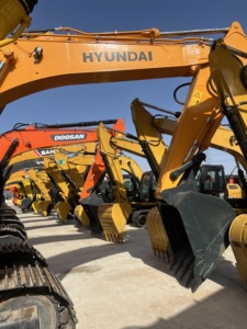 Chargeuse-pelleteuse sur chenilles Hyundai d'occasion, importée, 30 tonnes, moteur et transmission d'origine, modèle 2022, capacité de godet 1,5 m³ - Product Image 6