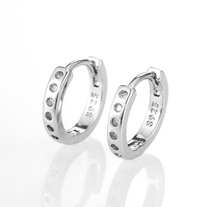 Orecchini a Cerchio Minimalisti con Connettore, Gioielli Semplici e alla Moda con Accenti Scintillanti - Product Image 1