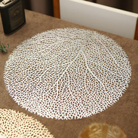 Lot de 4 sets de table en PVC doré motif feuille, isolants et ajourés, pour la maison, Noël, style moderne, décoration de table et de vaisselle