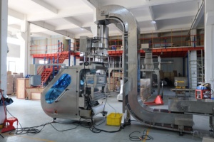 เครื่องบรรจุภัณฑ์อาหารอัตโนมัติแบบแนวตั้ง ใช้ฟิล์ม PE สำหรับบรรจุภัณฑ์แบบหลอด/ลูกบาศก์ พร้อมระบบเติมน้ำแข็ง ซีล ชั่ง น้ำหนัก ห่อ ติดฉลาก ควบคุมด้วย PLC และมอเตอร์ - Product Image 3