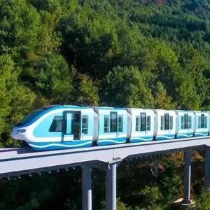 Treno turistico monorotaia aerea del parco divertimenti a tema