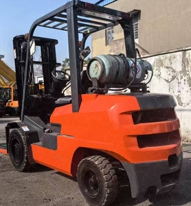 Chariot élévateur diesel Komatsu d'occasion de 2,5/3/4/5/7/10/15/16/25/30 tonnes avec trois mâttes, disponible à Shanghai, en stock - Product Image 2