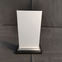Plaque en cristal verticale Neelpure 188427 avec base en lettre M, image personnalisée imprimée en UV, trophée pour cérémonie de remise de prix d'entreprise