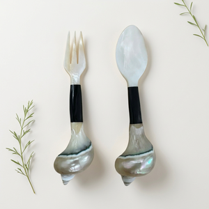 Cuillère à thé artisanale en nacre avec long manche en corne naturelle |   Couverts de luxe écologiques et durables |   Logo personnalisé - Product Image 1