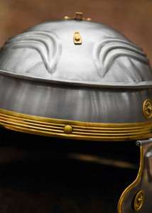 Casco Antiguo Estilo Romano con Cresta Roja Plateada/Dorada, Metal Premium, Impresión por Troquelado, para Actividades Culturales, Disfraces y Eventos - Product Image 3