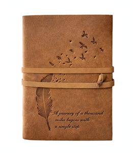 Journal en cuir véritable gravé de motifs plumeux, 7 x 5 pouces, marron rustique, avec citation inspirante et sangle de fermeture, Grimoire, Carnet de notes - Product Image 1