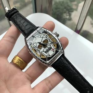 Montre à quartz unique pour papa, cadran crâne, boîtier tonneau argenté, bracelet en cuir noir gaufré croco - Product Image 1