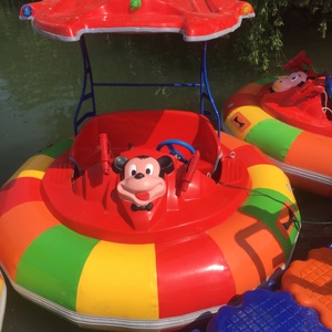 Bote Inflable con Base Redonda y Pistola de Agua para Niños, Diversión en Parques Acuáticos - Product Image 4