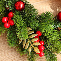 Promo Natal! Karangan Bunga Natal Modern Indoor 35cm dari PE dengan Buah Berry Merah dan Kerucut Pinus untuk Pesta