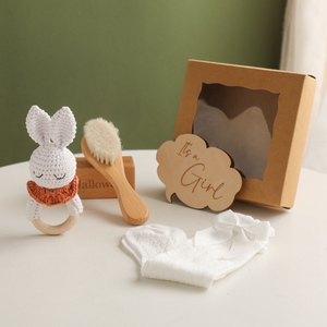 Juego <span class=keywords><strong>de</strong></span> regalo <span class=keywords><strong>para</strong></span> Recién Nacido Baby Shower, mordedor <span class=keywords><strong>de</strong></span> ganchillo y juguete <span class=keywords><strong>de</strong></span> madera, cepillo <span class=keywords><strong>de</strong></span> pelo, juguete suave <span class=keywords><strong>para</strong></span> niñas - Product Image 1