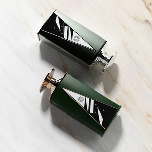 ขวดน้ำหอมแก้วดีไซน์พิเศษหรูหราขนาด 100 มล. พร้อมหัวฉีดแบบพ่น ฐานหนา ขวดเปล่า รับทำโลโก้ กล่องบรรจุภัณฑ์พรีเมียม - Product Image 5