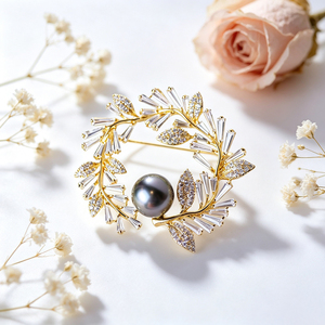 Broche de mode plaquée or en forme de couronne de feuilles, imitation perle de Tahiti et zircon, attache-foulard pour femme, accessoire de décoration vestimentaire - Product Image 1