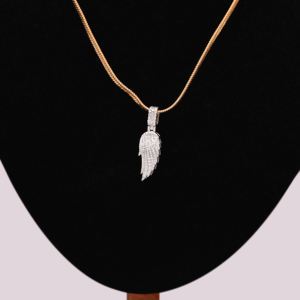 Pendentif esthétique en forme de plume en or massif 18KT avec minuscule diamant cultivé en laboratoire Style Hip Hop unisexe pour toutes les fêtes - Product Image 5