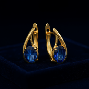 Boucles d'oreilles créoles E2087 en or avec pierre précieuse bleue en forme de goutte d'eau sertie clos, bijoux fins classiques pour femmes - Product Image 2