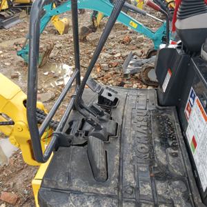 Miniexcavadora sobre orugas Komatsu PC18MR de Japón, compacta y potente de segunda mano con motor central y bomba para espacios reducidos - Product Image 6