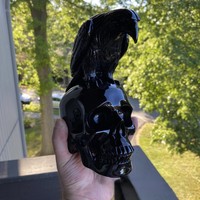 Halloween Skull- & Raven Resin Sculpture - Gothic Yard Decor for Spooky Atmosphere, Handcrafted Outdoor Halloween Art Piece