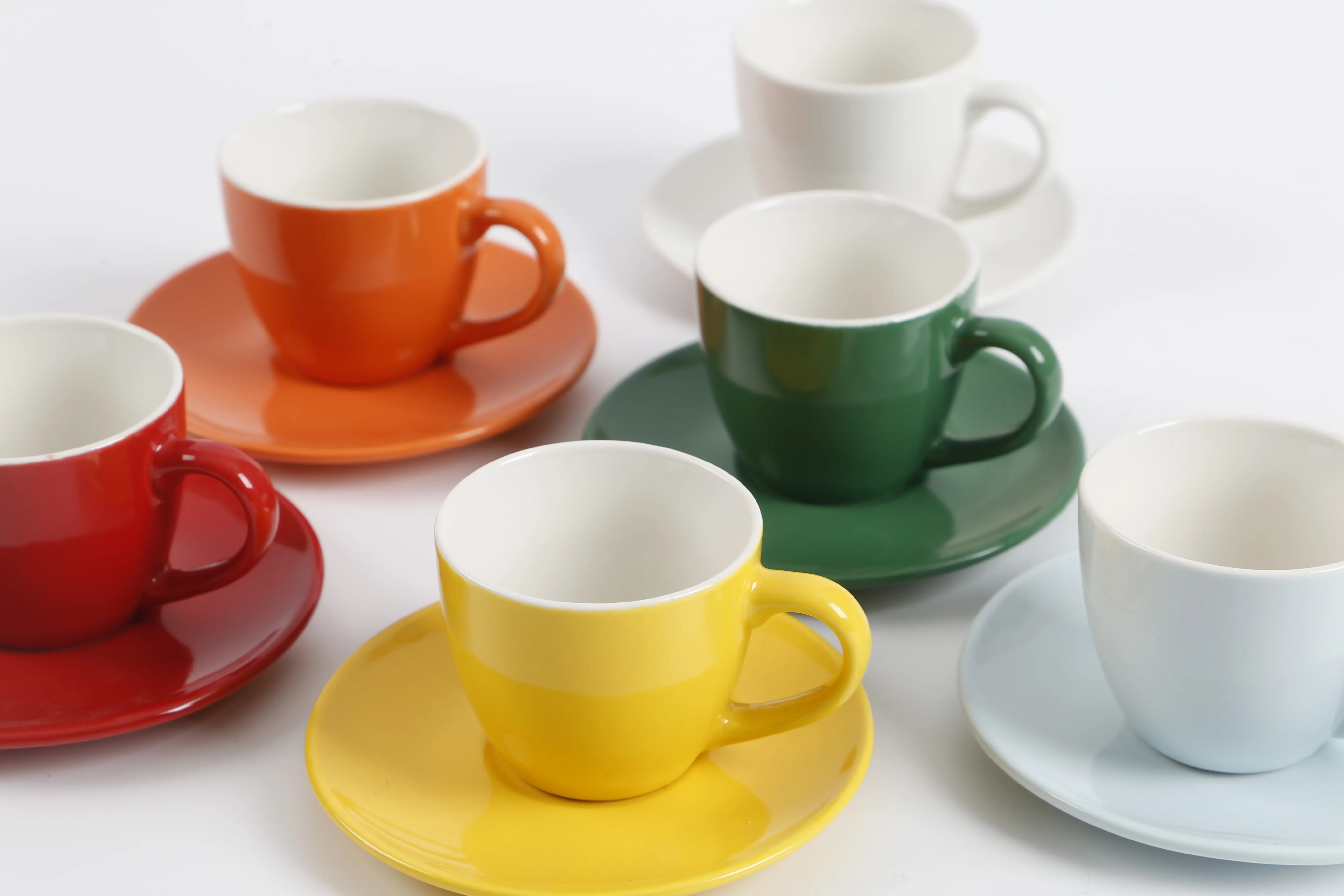 Copo de chá de porcelana, italiano logotipo impresso liso brilhante colorido expresso de cerâmica xícara de chá e molhador cappuccino copos