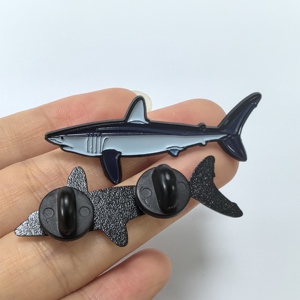 <span class=keywords><strong>Precio</strong></span> de fábrica: Pines de solapa personalizados de dibujos animados, insignias de metal chapadas en negro, pin de esmalte suave con diseño de <span class=keywords><strong>peces</strong></span> personalizados - Product Image 3