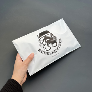 Enveloppes en polyéthylène blanches mates personnalisées avec impression noire - Sacs d'expédition imperméables pour les marques de produits et de style de vie - Product Image 1