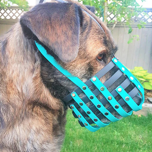 Bozal de entrenamiento para perros con cesta de arcoíris ajustable, seguro y cómodo en tamaños extragrandes a extragrandes, hecho de plástico duradero - Product Image 5