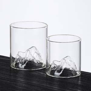 Bureau en verre à whisky avec poignée en verre à bière japonais avec vue sur la montagne - Product Image 5