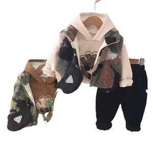 2024 buena calidad Otoño Invierno ropa para niños a la venta Chaleco de camuflaje terciopelo Sudadera con capucha pantalones casuales conjuntos de ropa de tres piezas para niños - Product Image 1