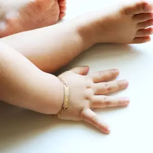 Joyería de moda para bebé, brazalete de acero inoxidable con nombre Simple, chapado en oro, ajustable para niños, venta al por mayor