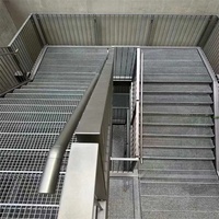 Marches d'escalier en acier galvanisé à chaud antidérapantes et résistantes à l'usure, plateformes industrielles pour escaliers d'entrepôt