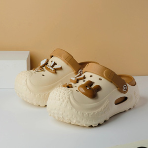 Sabots Crocs mignons pour femmes, beige, semelle épaisse, talon de 3 cm, sandales d'été décontractées antidérapantes avec breloque lapin - Product Image 1
