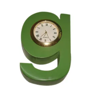 G पत्र आकार हरे रंग टेबल घड़ी