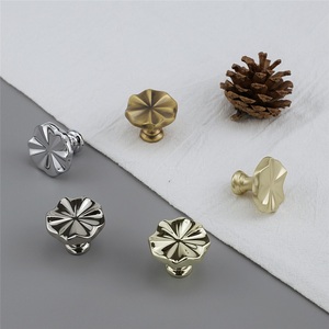 French Light Luxury Three-dimensional Flower <b>Handle</b> Modern Cream Style Petal Cabinet Wardrobe <b>Drawer</b> Door Single Hole Zinc Alloy - Product Image 5