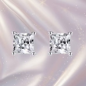 Pendientes de Plata de Ley 925 con Moissanita Corte Princesa de UM Jewelry, Unisex, para Uso Diario y Regalo de Aniversario de Bodas - Product Image 3
