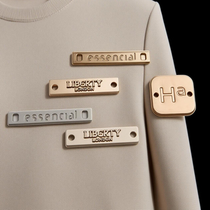 مخصص عالية الجودة علامات مستدامة محفورة ثلاثية الأبعاد شكل حرف معدني للملابس والأحذية حقائب اليد الأزياء - Product Image 1