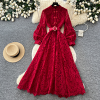 Robe midi élégante en dentelle à manches longues pour femme, collection automne 2026, col montant, taille cintrée, coupe trapèze, idéale pour les occasions formelles et les trajets quotidiens.