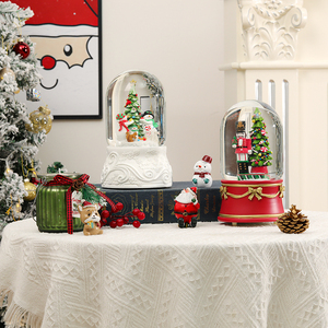 Vendita calda <span class=keywords><strong>principe</strong></span> e albero di natale cilindrico <span class=keywords><strong>rosso</strong></span> Base resina globo di neve con musica e funzione di nevicata automatica - Product Image 6