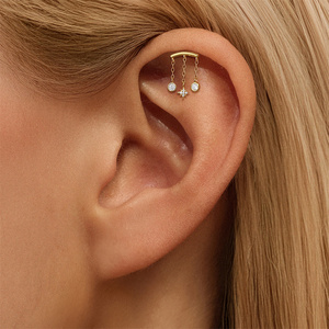 Piercing d'oreille unique en argent sterling S925 avec zircone triangulaire et franges pavées à dos plat pour cartilage - Product Image 1